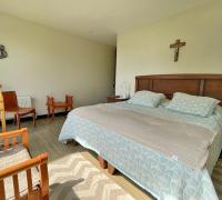 Amplio dormitorio en suite, muy iluminado con vista y salida a jardín y piscina