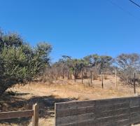 Entrada con cerco perimetral casi completo