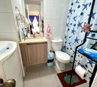 Baño en suite amplio, completo, con tina, y conexión a lavadora