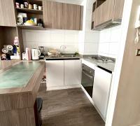 Cocina full equipada con horno, encimera y campana. Todo en perfecto estado.