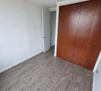 Otra vista de dormitorio pequeño y puerta del closet