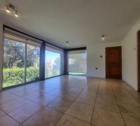 Living comedor con amplios ventanales, muy luminoso.