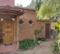 Fachada de acogedora casa de tres dormitorios y dos baños, amplio living y terraza