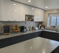 Amplia cocina con isla