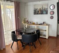 Comedor destacando luz natural