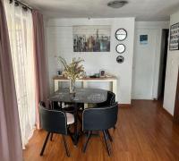 Comedor mostrando conectividad interior con 2 dormitorios, la cocina y un baño