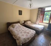 dormitorio 3 con 2 camas y closet