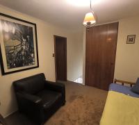 sala de estar con closet y baño