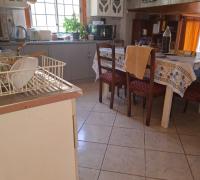 Cocina con Comedor de Servicio 