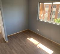 Luminoso dormitorio ubicado en el segundo piso, con piso flotante en tono nogal, muro en color gris que aporta calidez y ventana de buen tamaño que entrega excelente entrada de luz natural.