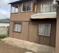 “Segunda vivienda del terreno, la cual consta de dos pisos y presenta ventanales amplios que permiten apreciar su distribución y luminosidad.”