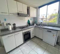 cocina  equipada y cerrada