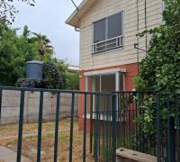 Fachada casa con pareo simple. Antejardín