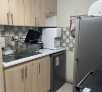 Cuenta con vajilla y todo lo necesario para cocinar 