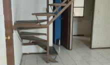 LADO ESCALERA SE ENCUENTRA EL BAÑO