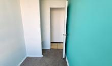 dormitorio con closet