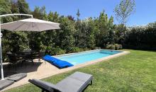 AMPLIO JARDÍN CON PISCINA