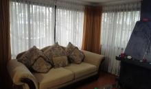 amplio living, con amplios ventanales con protecciones