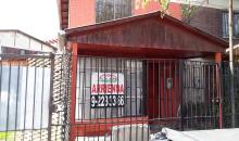 Casa de dos pisos, con protecciones en todas sus ventanas y puerta principal.  De contruccion solida, año 1994, consta de 48 m2 construidos.  Tambien cuenta con acceso vehicular hacia un amplio patio lo que da un total de 196m2 de terreno.  Cuenta con un cobertizo en su entrada principal.