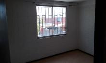 Dormitorio A, ubicado en segundo piso con vista norte (calle), cuenta con un pequeño closet.