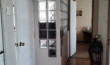 cubos de vidrios complementando la pared para dar luz al interior del departamento.