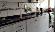 Amplia cocina remodelada, con loggia separada capacidad para lavadora y secadora.