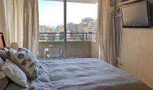 Dormitorio con cama matrimonial, muy iluminado y linda vista