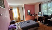 Primer dormitorio en segundo piso, es el principal, bien iluminado, baño en suite