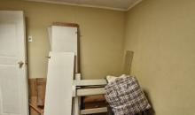 Cuarto dormitorio en segundo piso, con tragaluz