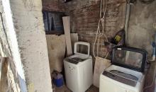 Logia cerrada de material solido con radier a un costado del patio