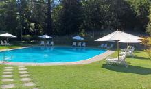 Piscina con quitasol y reposeras