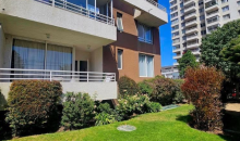 Balcon de la unidad y jardín de edificio