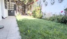 Vista desde fuera con reja alta y malla se seguridad abajo 