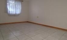 Vista desde fuera con reja alta y malla se seguridad abajo 