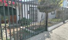 Vista desde fuera con reja alta y malla se seguridad abajo 