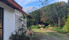 vista desde la entrada por el costado de la propiedad