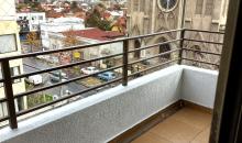 Balcon con vista panorámica, se aprecia la calle Manuel Montt  y la Parroquia Jesus Nazareno