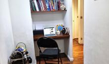Rincón de estudio y/o trabajo con escritorio empotrado mas repisas