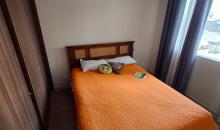 Dormitorio con baño en suite