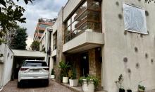 Fachada, estacionamiento