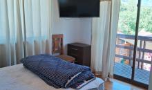dormitorio segundo piso con balcón y baño en suite
