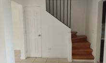 Puerta baño visitas, escalera a segundo piso