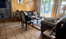 Amplio living con salida al patio trasero