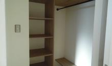 dormitorio principal en suite con walking closet