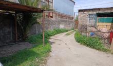 Entrada hacia el terreno con una capacidad de 15 autos estacionados. Es el espacio de 2 terrenos juntos.