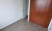 Otra vista de dormitorio pequeño y puerta del closet