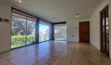 Living comedor con amplios ventanales, muy luminoso.