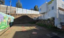 Entrada de autos y al costado frontis de la casa 