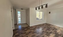 otra vista del living hacia la entrada principal