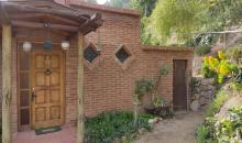 Fachada de acogedora casa de tres dormitorios y dos baños, amplio living y terraza